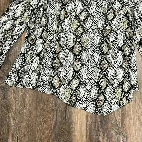 The Limited snake print a symmetrical Women’s Large blouse long sleeve top - Picture 4 of 12